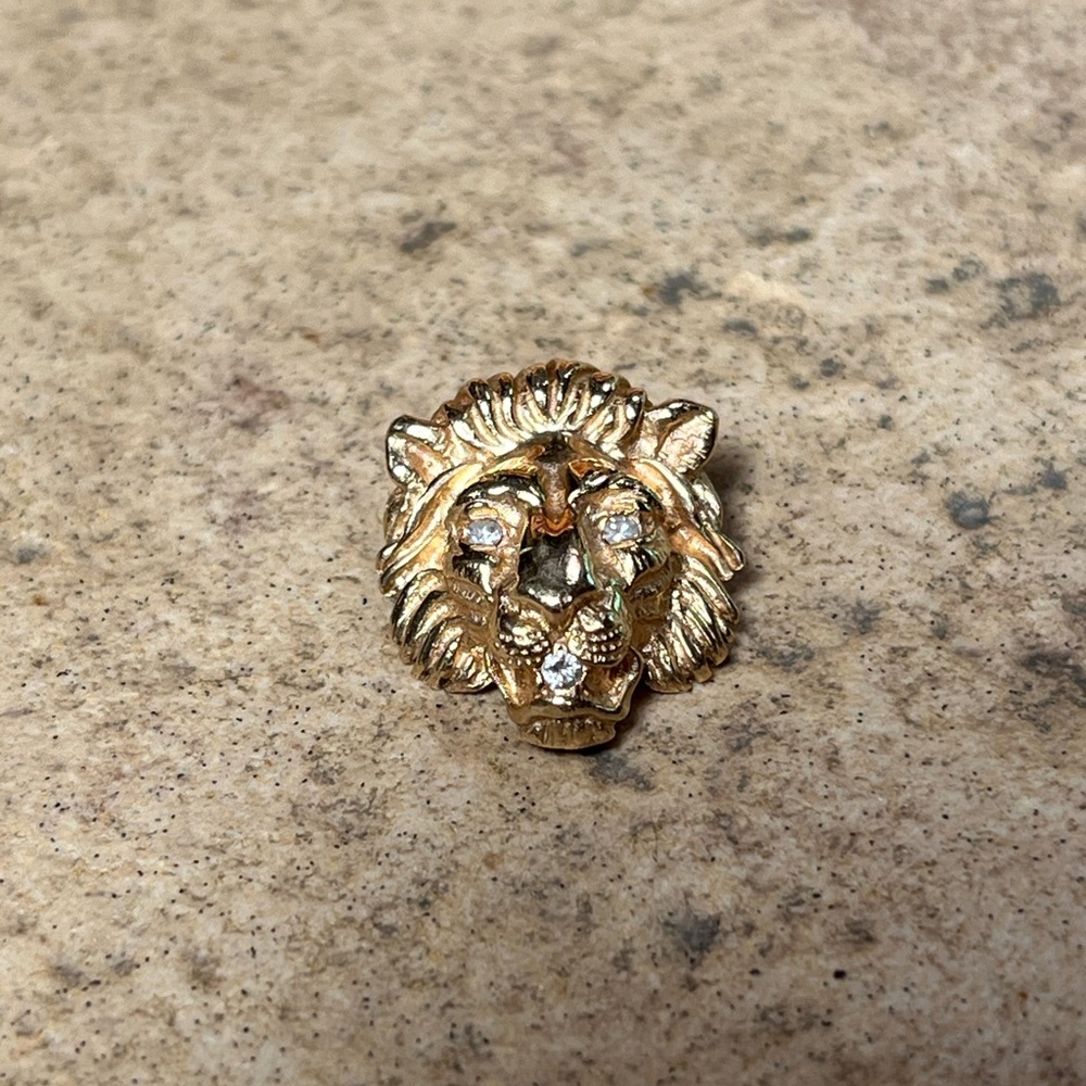 14k gold lion pendant with three diamonds
